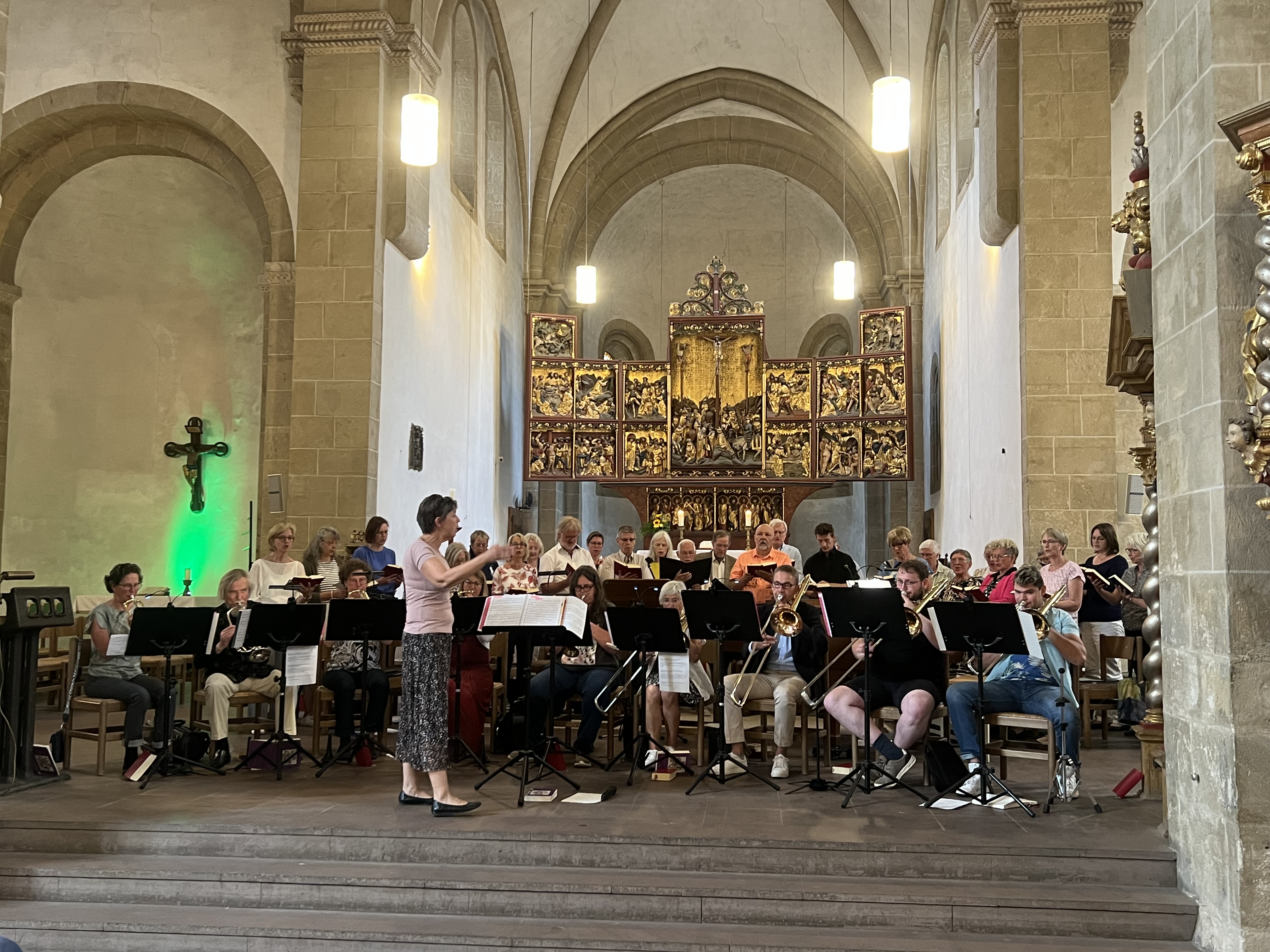 Fröhliche Klänge in der Stiftskirche: Kantorei und Posaunenchor stimmen auf den Sommer ein