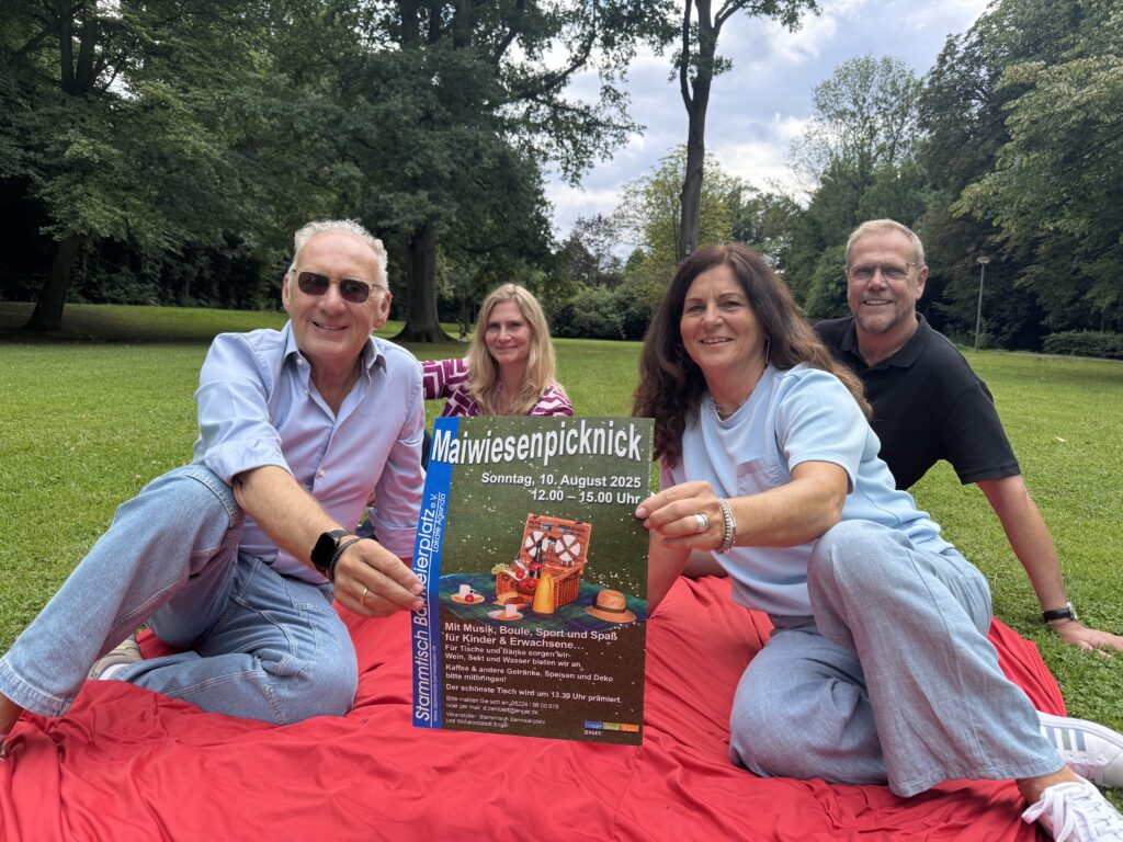 Uwe Kauscher (von links), Daniela Dembert, Brigitte und Jörg Horst laden zum diesjährigen Maiwiesenpicknick ein.