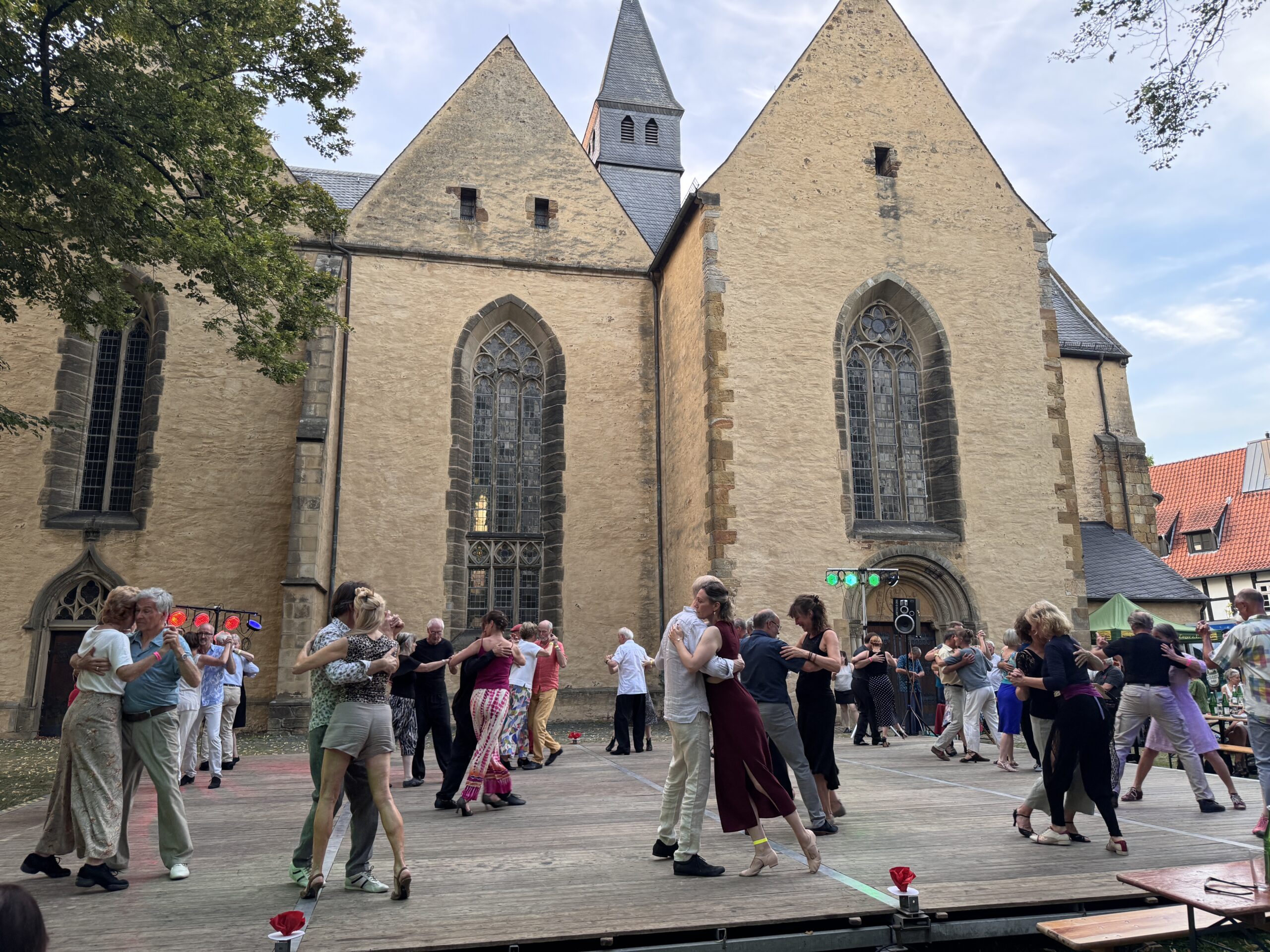 Tango unter freiem Himmel: Open Air Milonga an der Stiftskirche in Enger