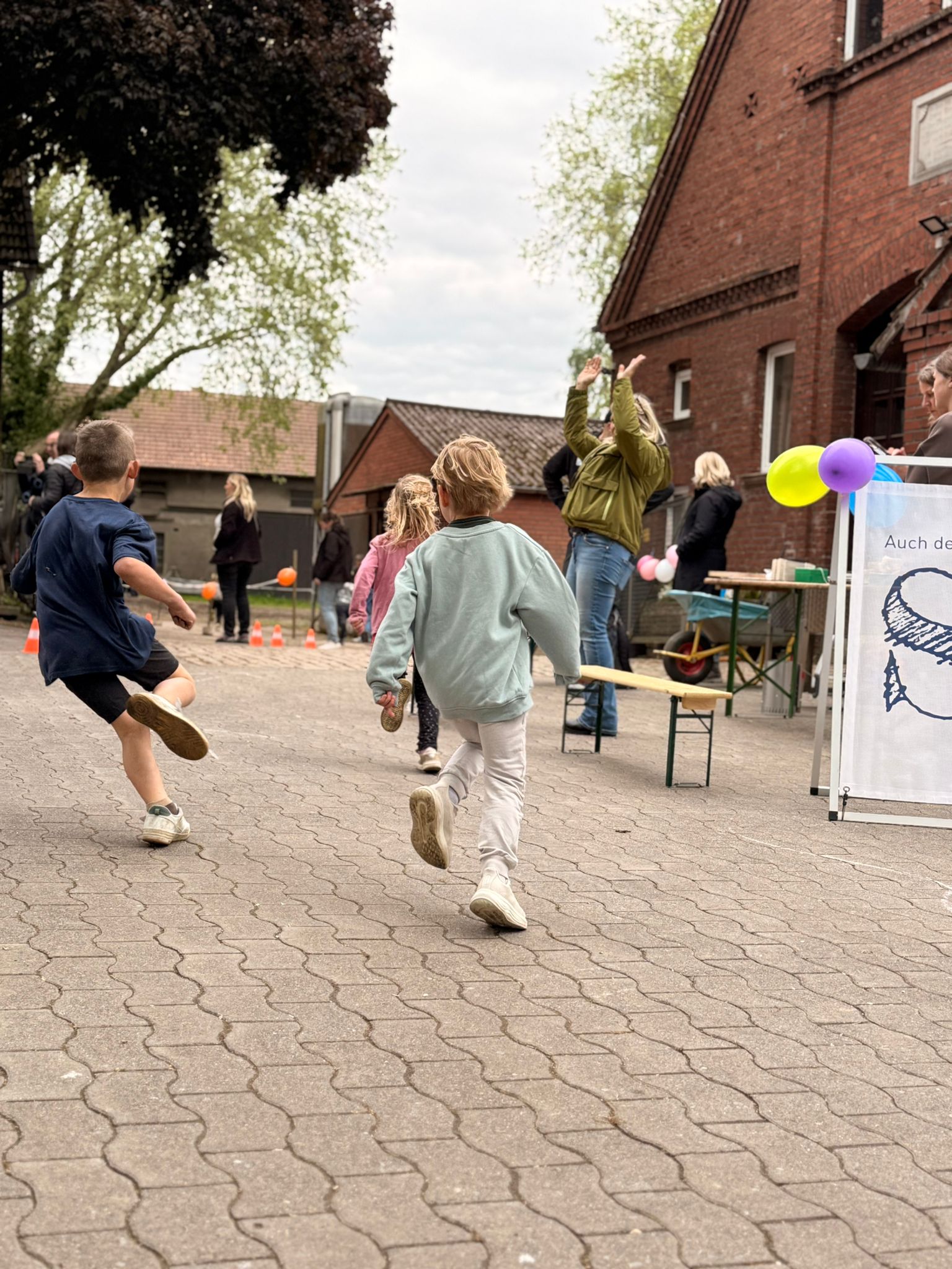 Bauernhof-Kita-Kinder erlaufen sich Zirkusprojekt
