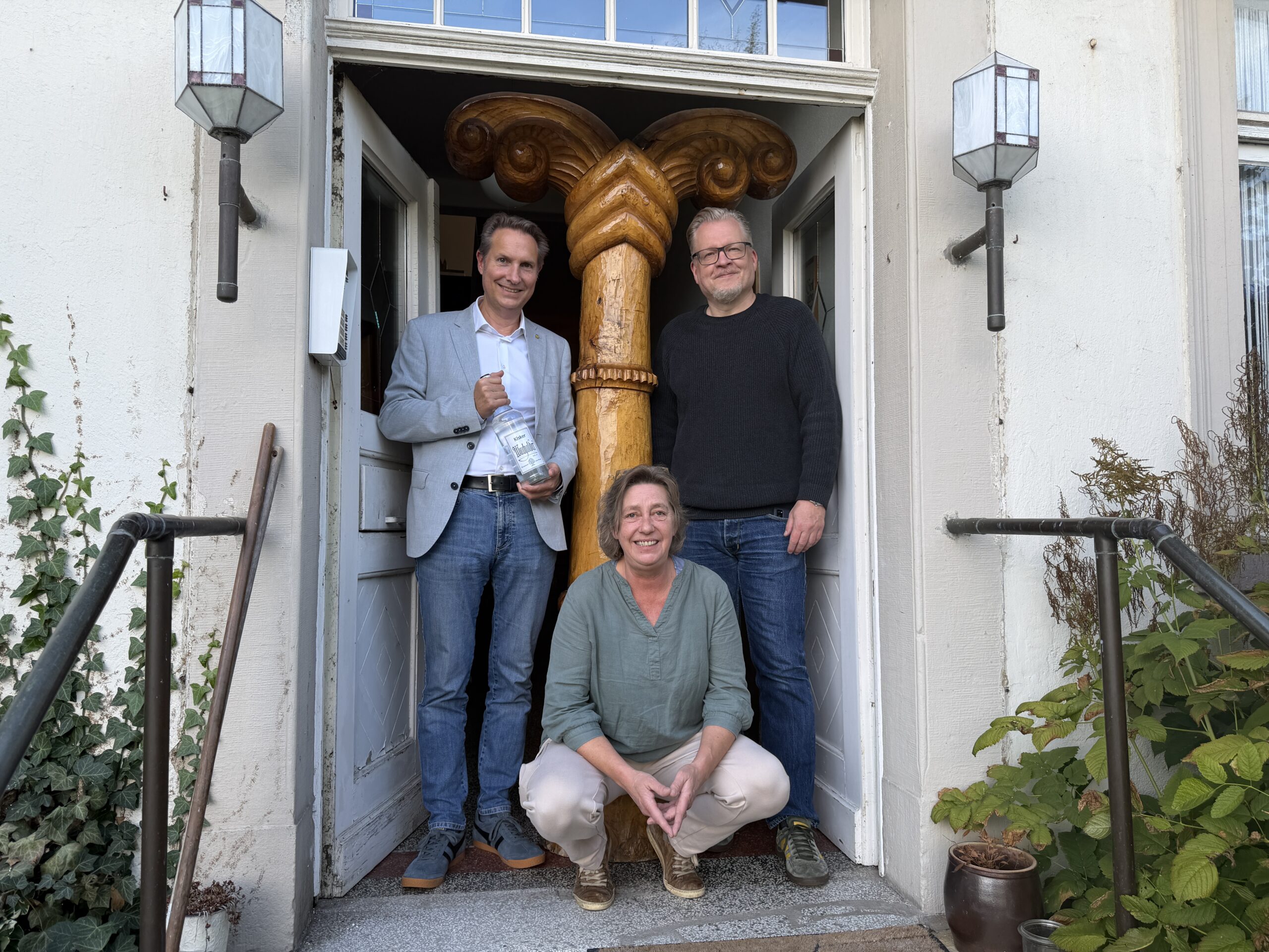 Zwei Flaschen Schnaps, zwei Kisten Bier und Sekt für die Nachbarschaft: Engers Irminsul ist zurück